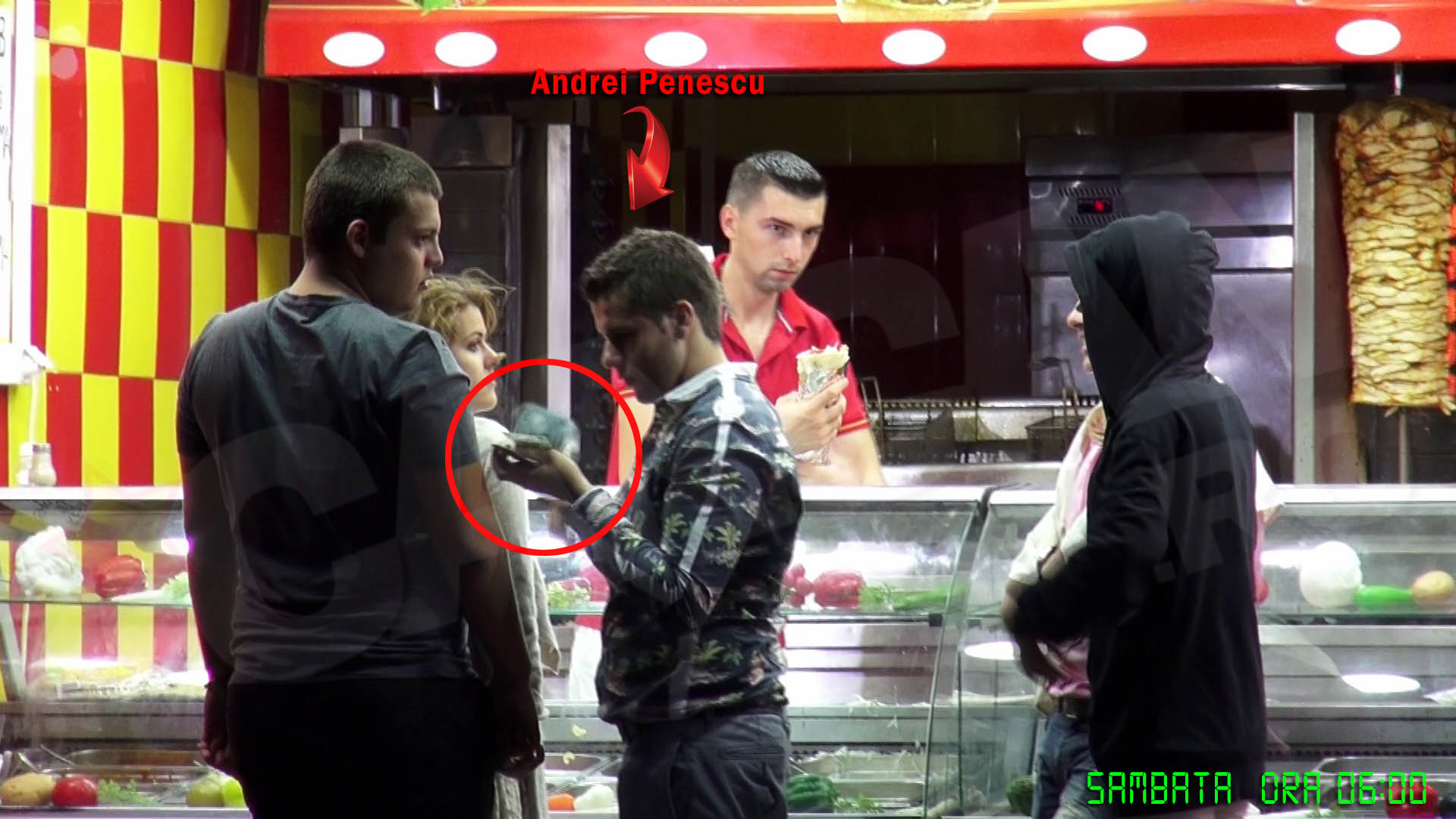 Penescu Jr achita toate shaormele cumparate de el si prietenii sai. Inainte, insa, nu pierde ocazia sa fluture un pic bancnotele