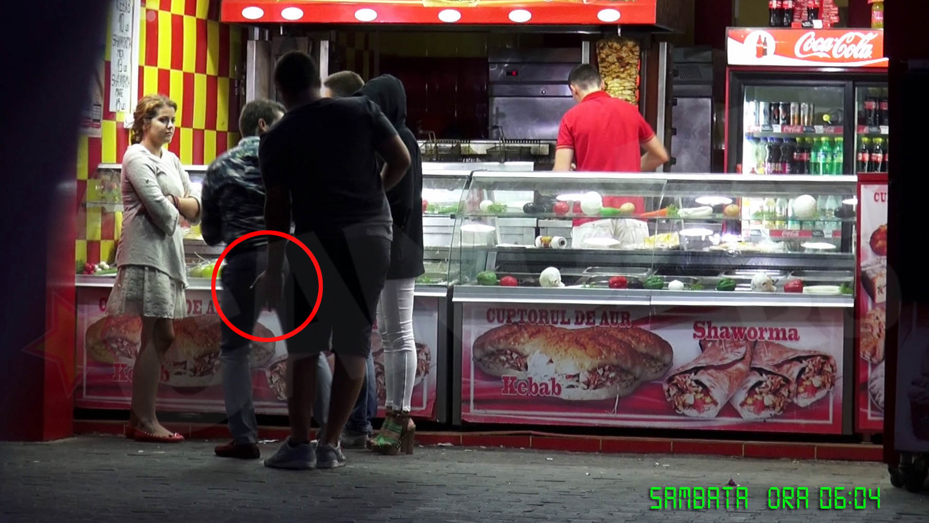 Un altul ii da o palma peste fund. In gluma, bineinteles