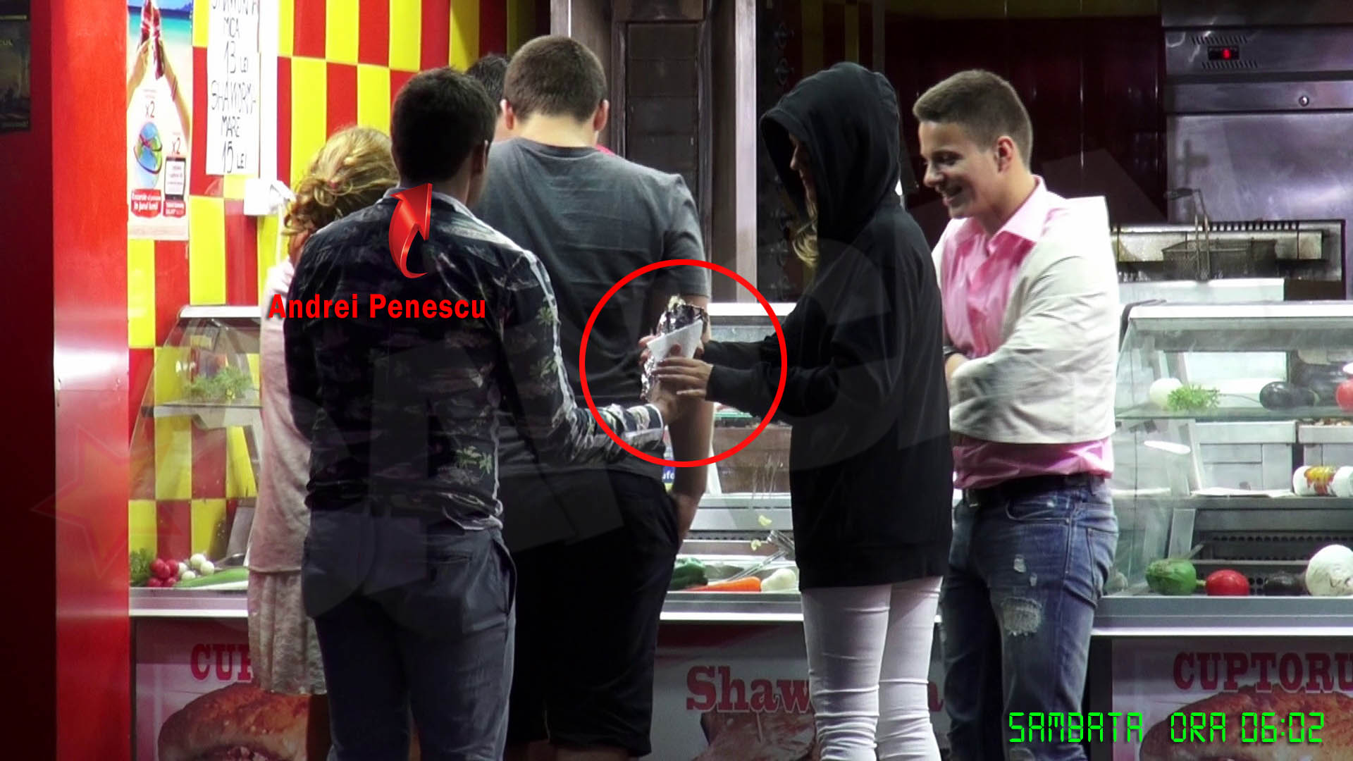 Andrei isi serveste o amica cu o shaorma serioasa, cu de toate