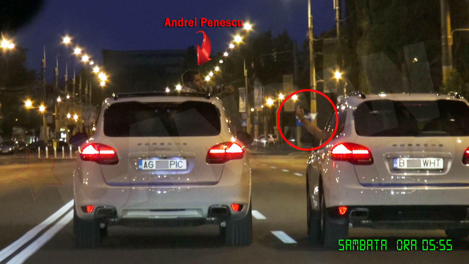 Fiul afaceristului u rateaza ocazia sa ia putin aer pe trapa. Amicul din cealalta masina il 