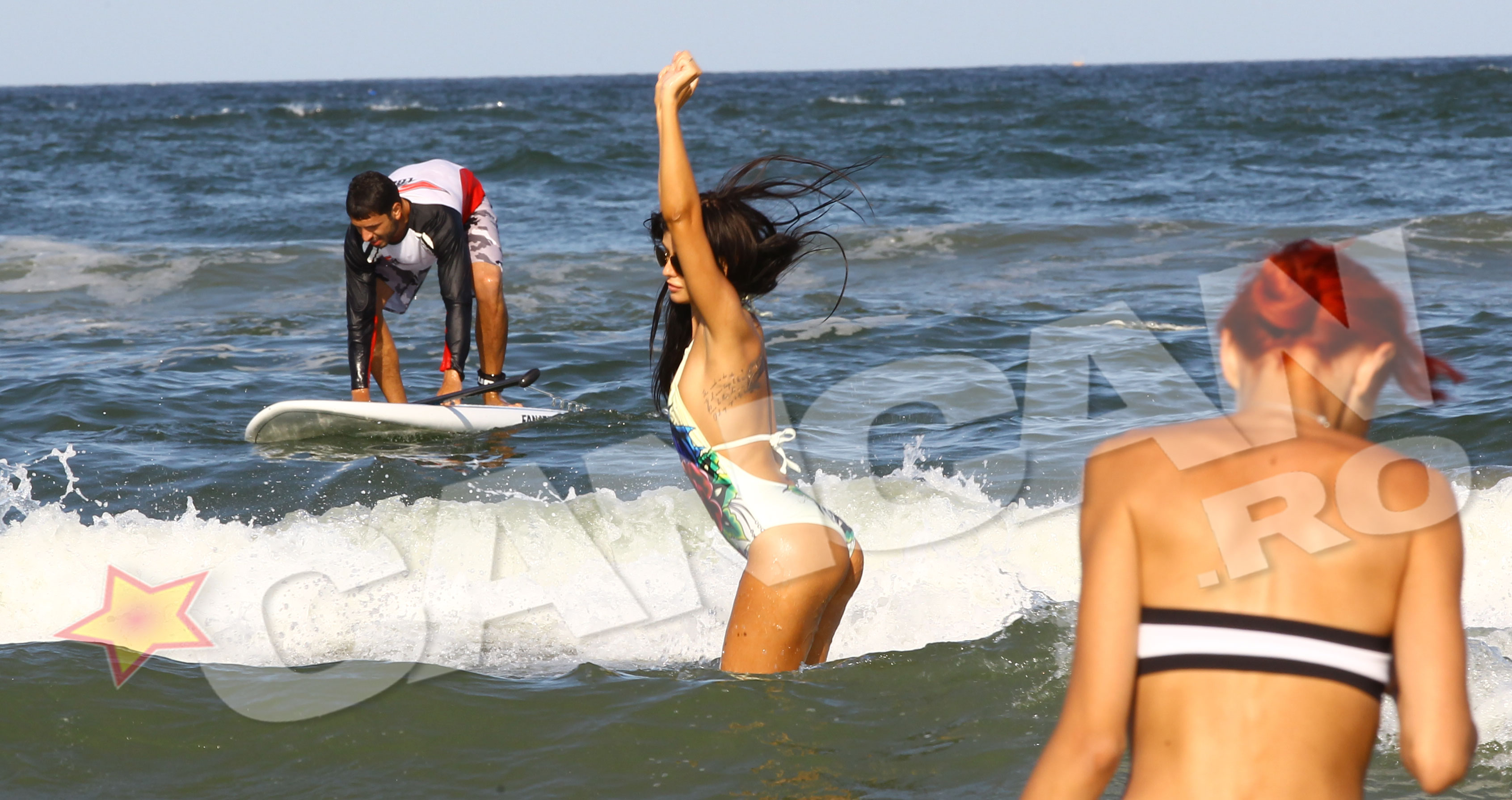 Roxana s-a rasfatat la mare, in valurile inspumate, iar instantaneu ochii de pe plaja s-au atintit asupra ei