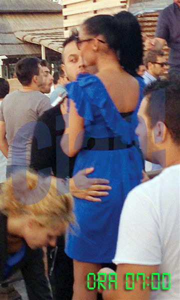 Badalau isi tine mainile pe fundul Andreei Mantea