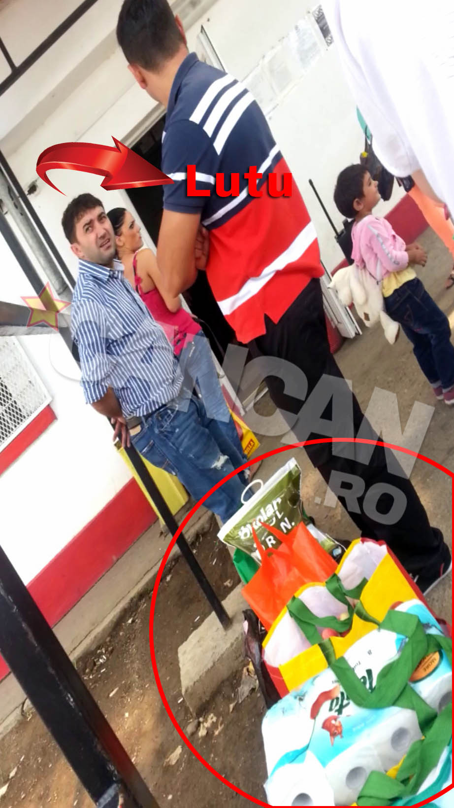 Lutu asteapta la poarta inchisorii pentru a-i duce pachetul lui Gigi Becali