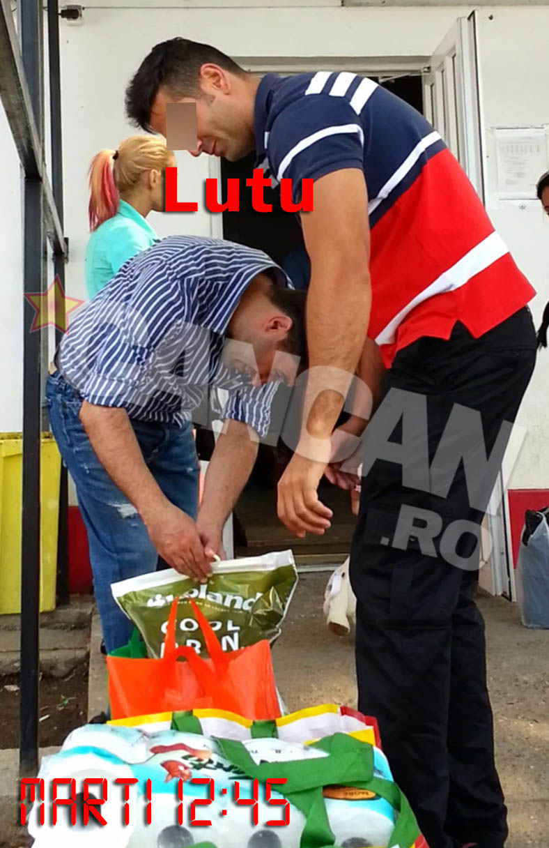 Dupa vreo 15 minute la coada, ii vine randul si lui Lutu sa intre in puscarie, pentru a lasa pachetul