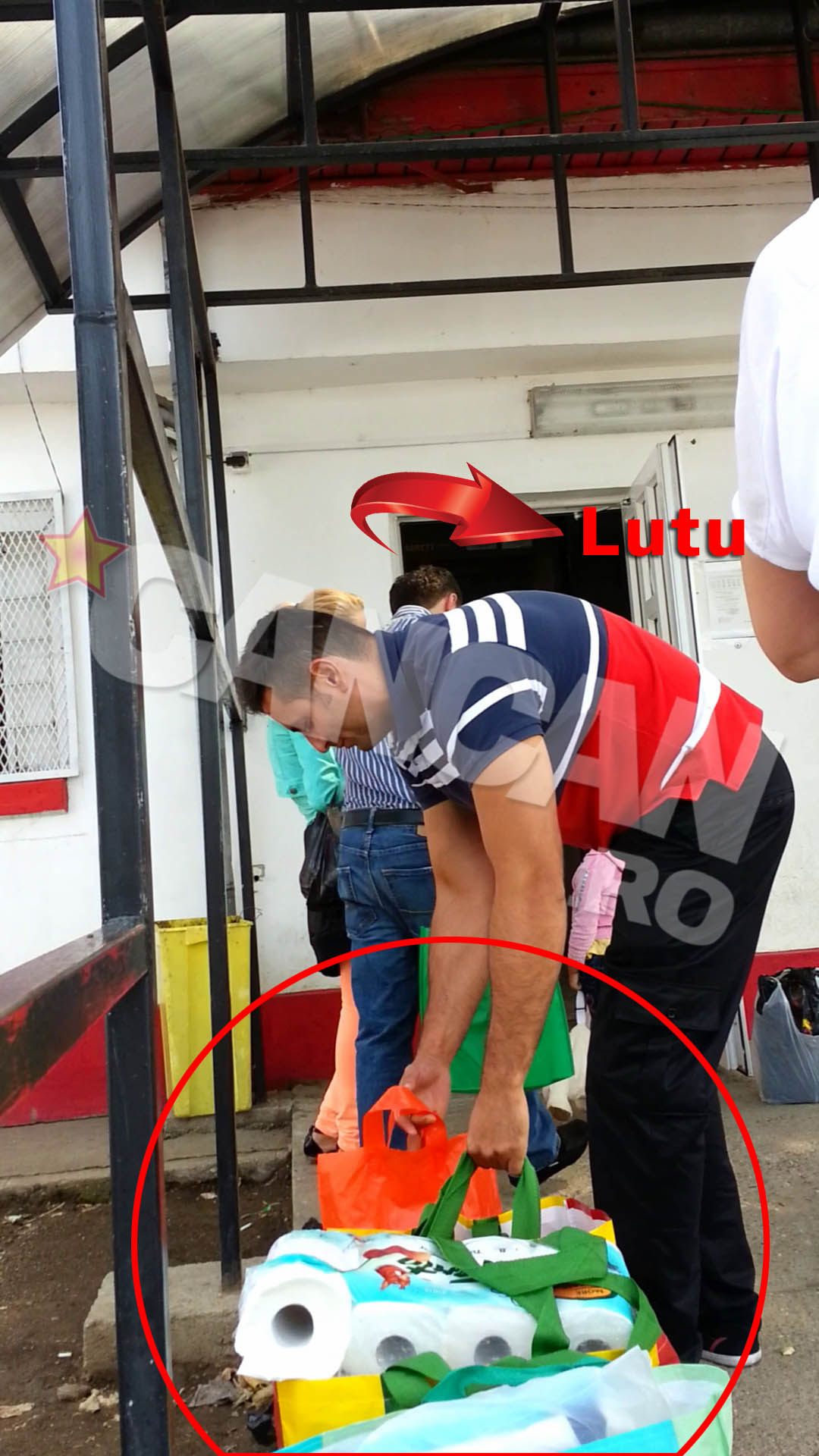 Lutu a luat doua plase, amicul sau mai ridica inca doua, dar tot reusesc sa duca inauntru tot pachetul, asa ca e nevoie sa mai faca inca un drum