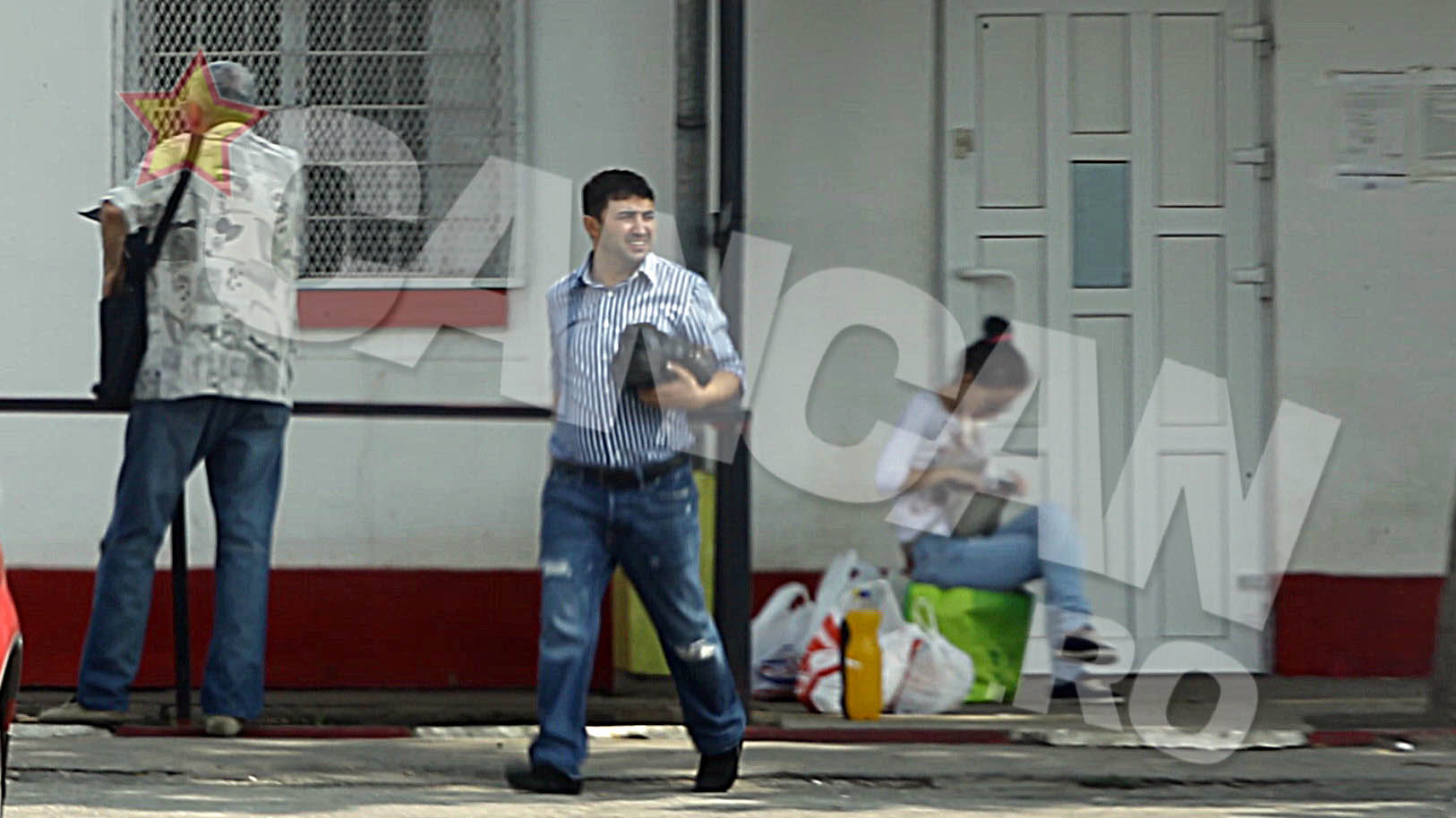 Dupa mai bine de jumatate de ora, Lutu pleaca de la Jilava. Insa nu cu mana goala