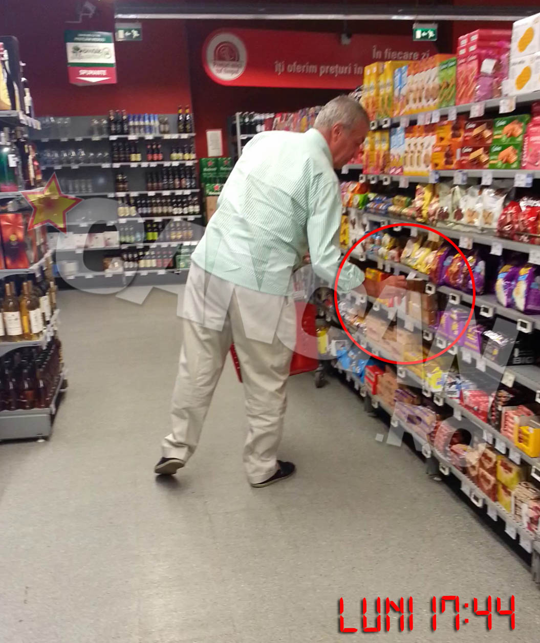 Tariceanu isi alege un pachet de biscuiti dosit in spatele raftului