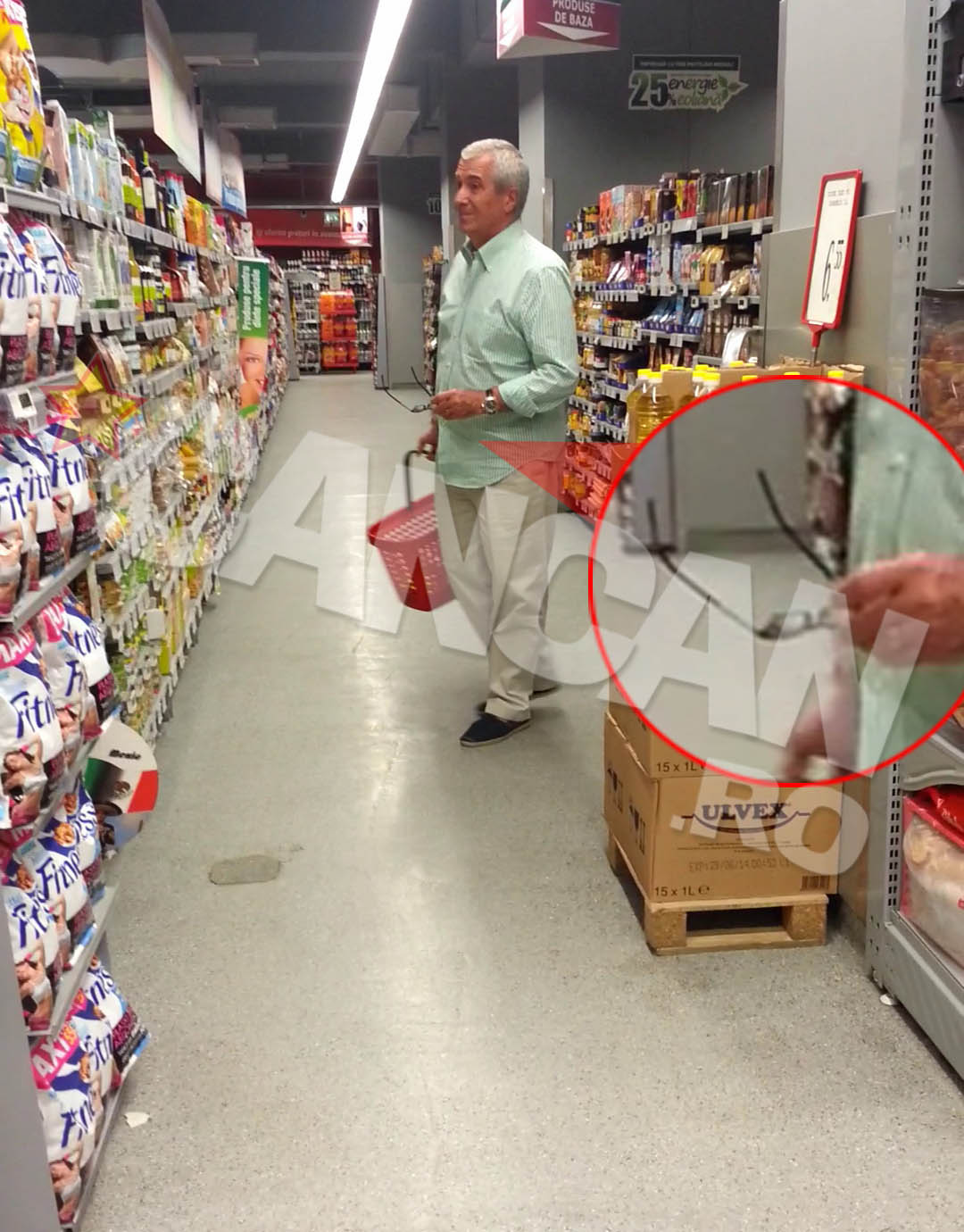 Dupa cum se vede, ochelarii mai mult l-au incurcat