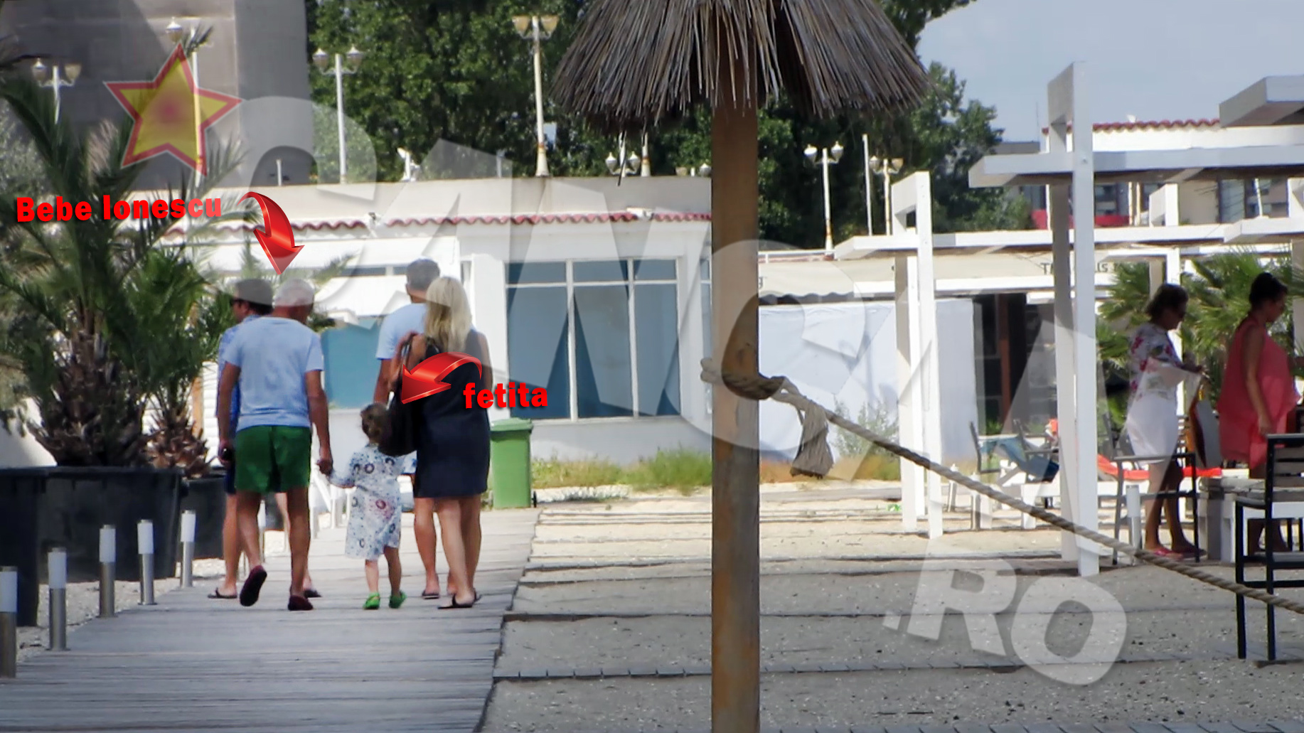 A prins-o pe micuta de mana si nu i-a mai dat drumul, semn ca abia asteapta sa se joaca cu nepotica