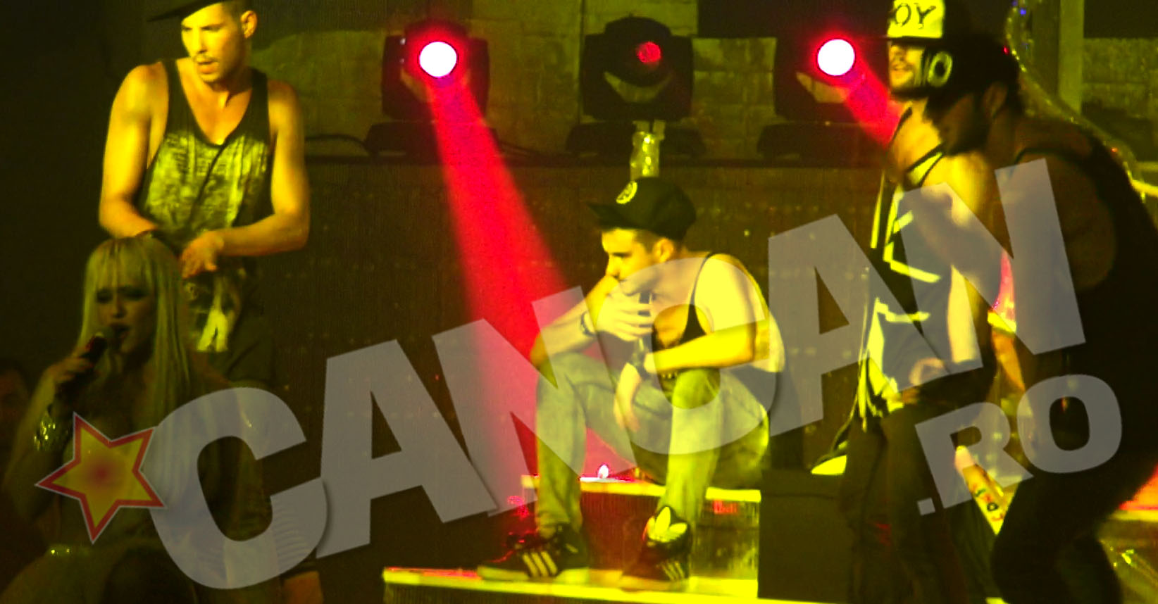 Lovit la cap, un dansator 