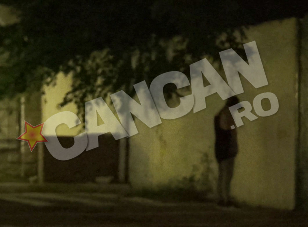 La finalul concertului, apasat pesemne de minutele lungi petrecute intr-o pozitie incomoda pe scena, tanarul iese din club si...urineaza pe un zid