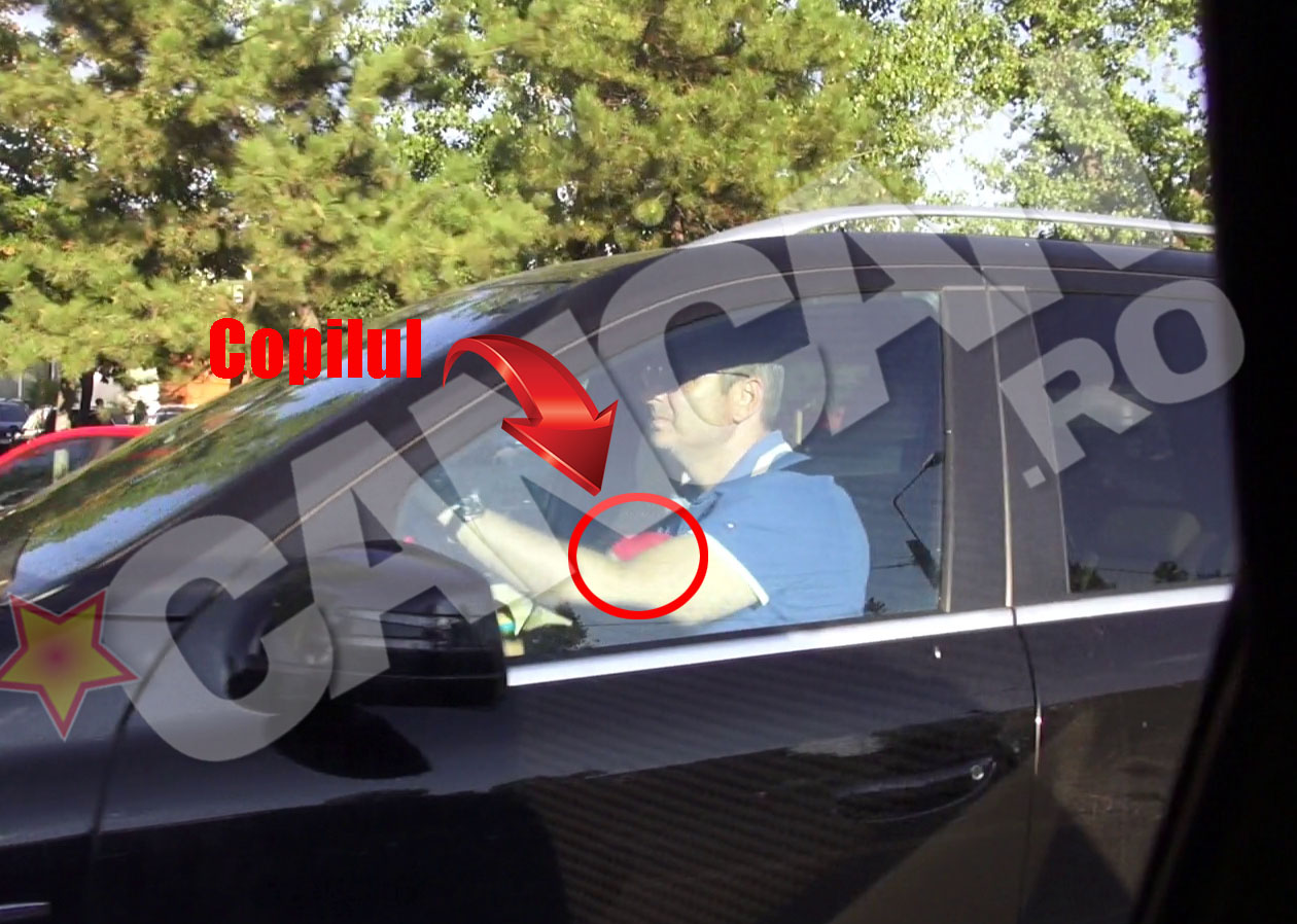 In loc sa-l puna pe scaunul special, Florentin Pandele il tine pe fiul sau in brate, la volan