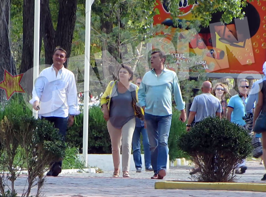 Cei doi soti sunt insotiti de un ofiter SPP, care le indica drumul