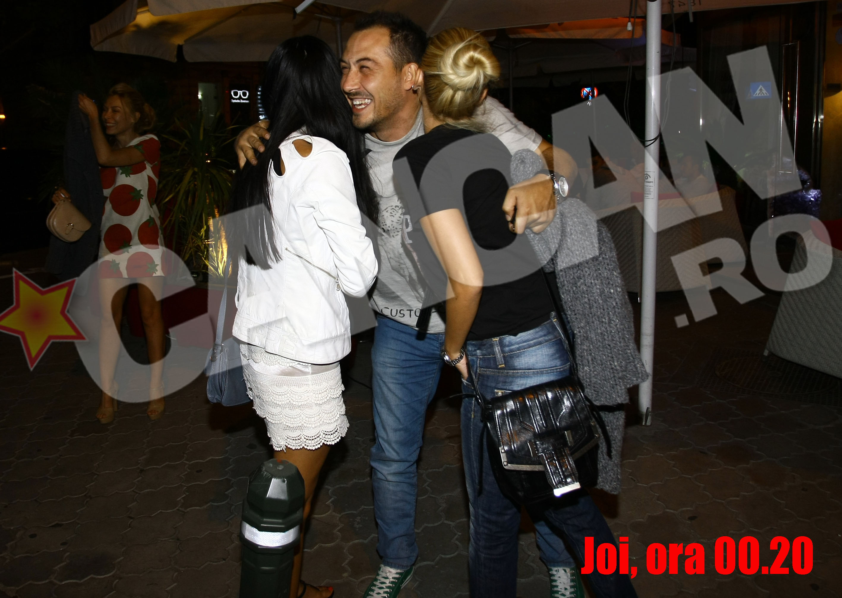 Vazand ca este filmat, Stefan Stan a pozat intr-un 