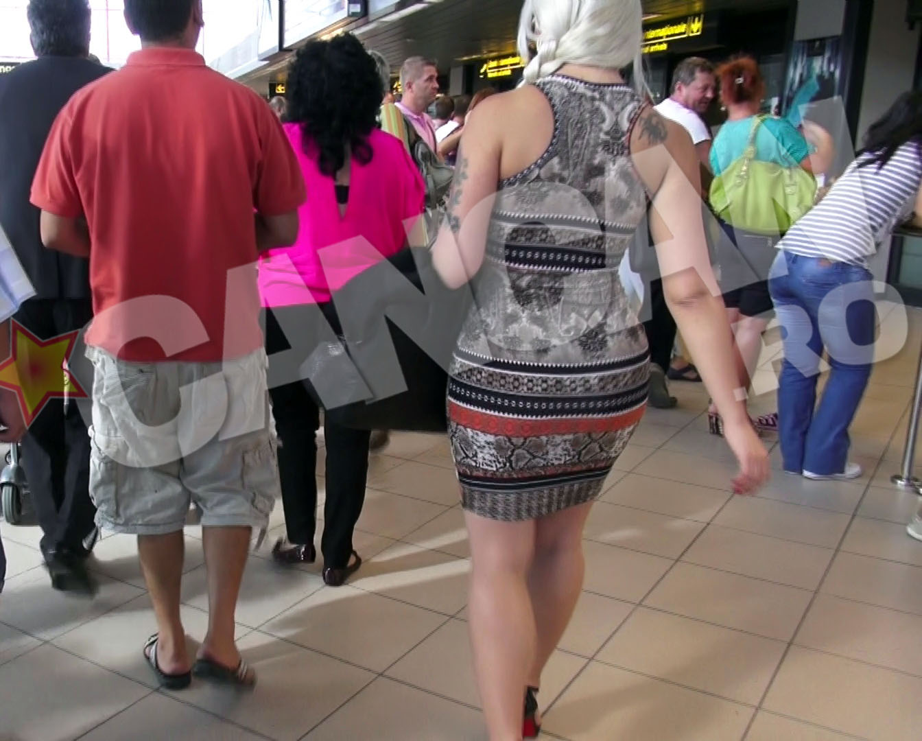 Carmen si Alexandra Harra au atras toate privirile pe aeroport