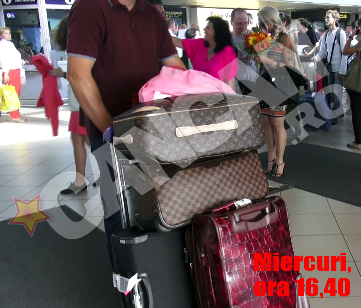 Carmen si fiica ei au ajuns miercuri in Romania, fiind intampinate de cativa amici la aeroport