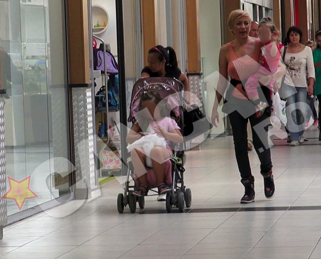 Rocsana se distreaza foarte bine alaturi de fetitele ei si de bona