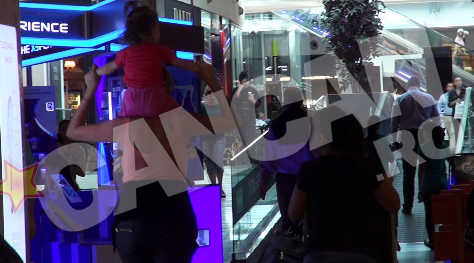 Blonda le rasfata non-stop pe fetitele ei