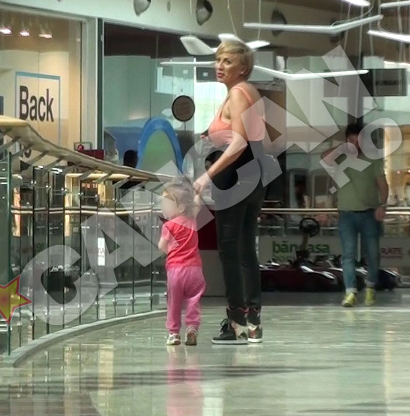 Fetitele au tinut-o toata ziua in priza pe Rocsana