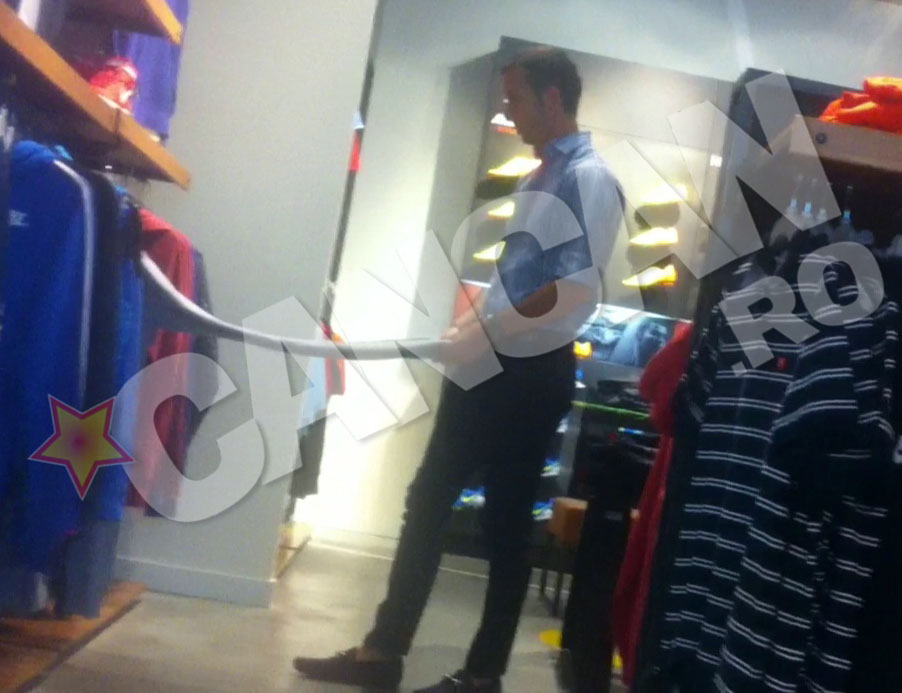 Masoara din ochi o pereche de pantaloni barbatesti