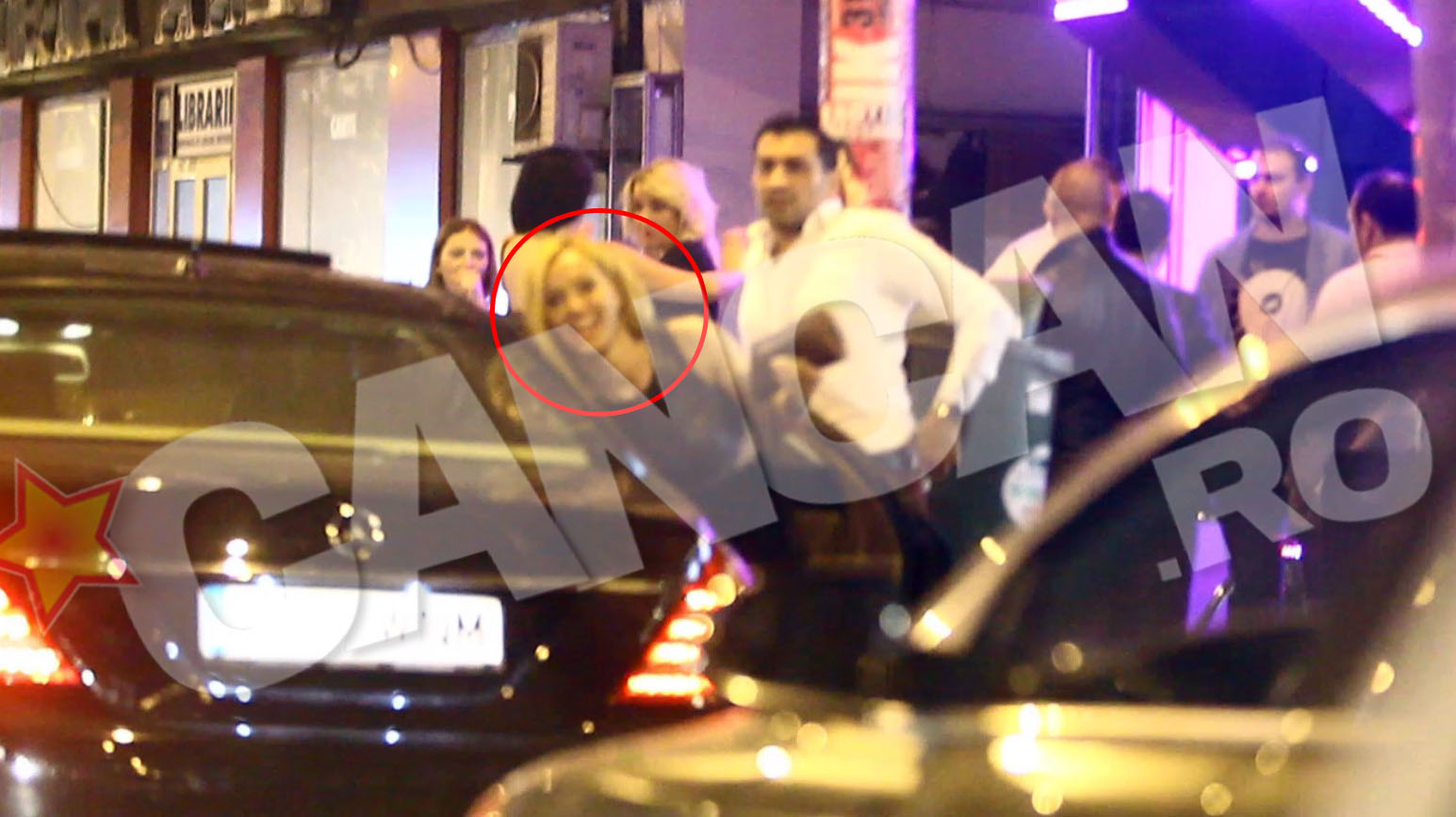 Blonda care i-a tinut companie lui Sorinel pe bancheta din spate coboara din limuzina