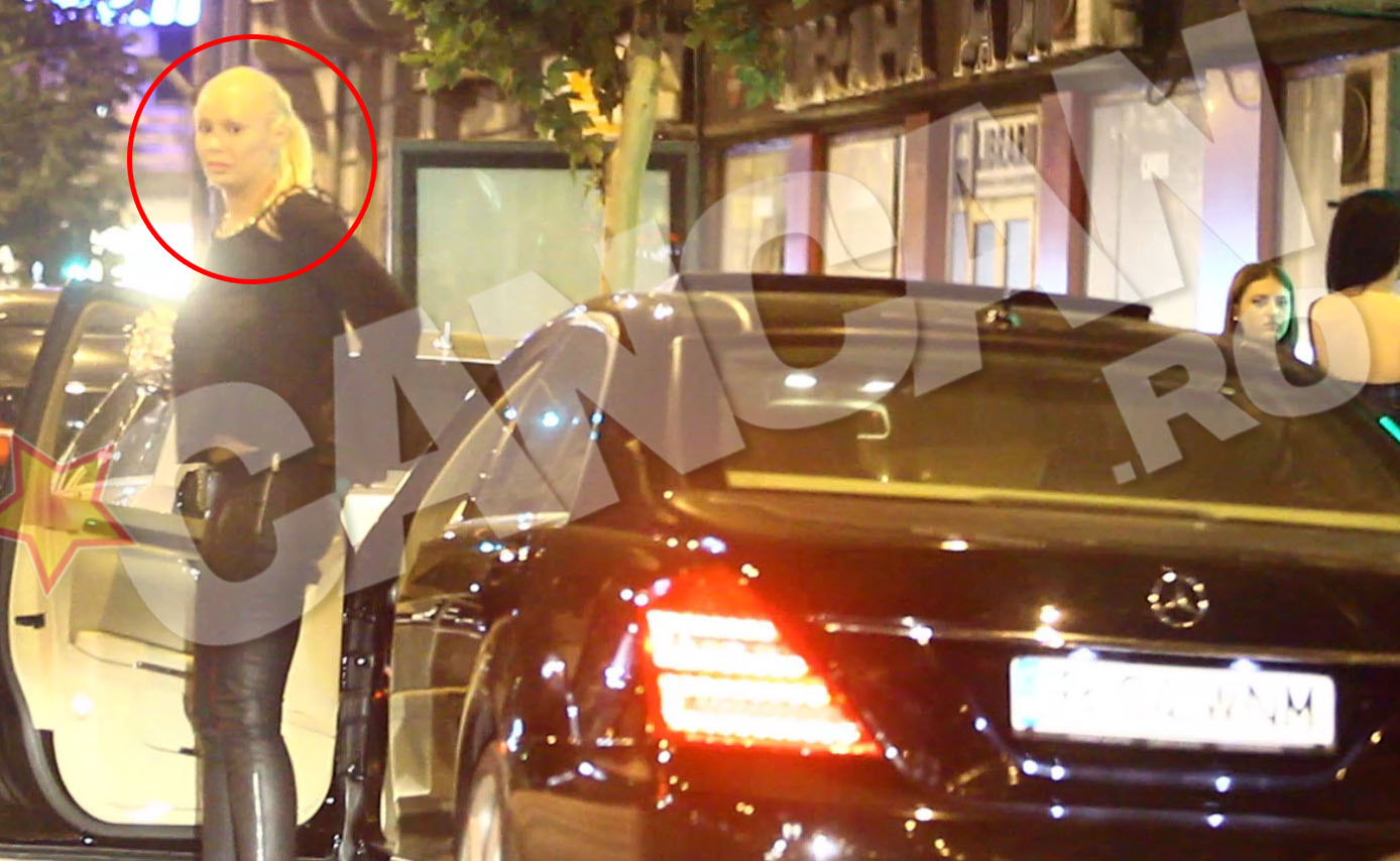 Coboara si tanara care se afla la volan