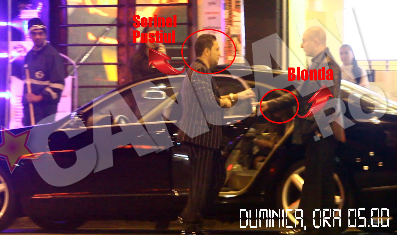 Sorinel Pustiu se asaza pe bancheta din spate, langa aceeasi blonda