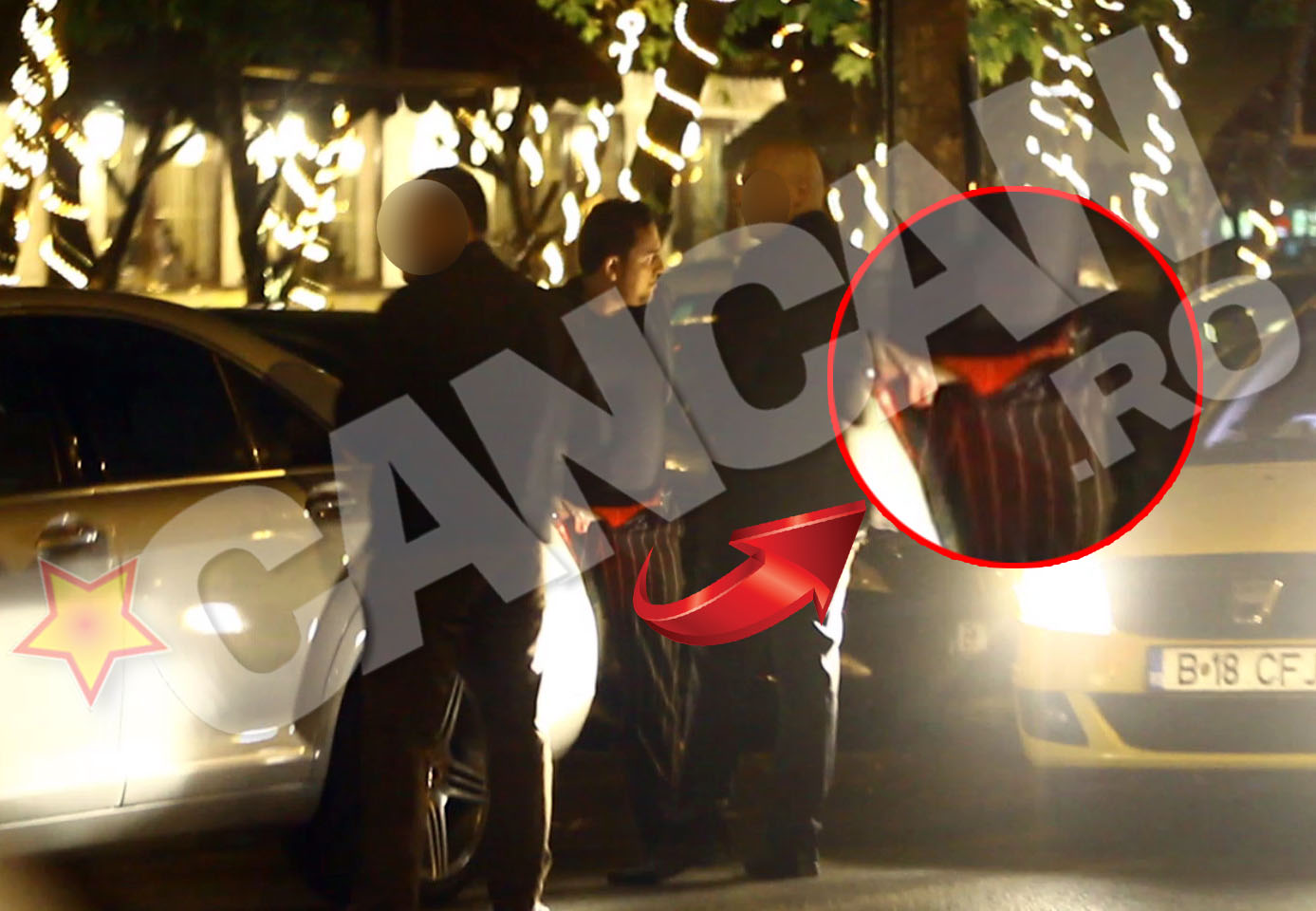 Manelistul, cu pantalonii in vine in spatele limuzinei