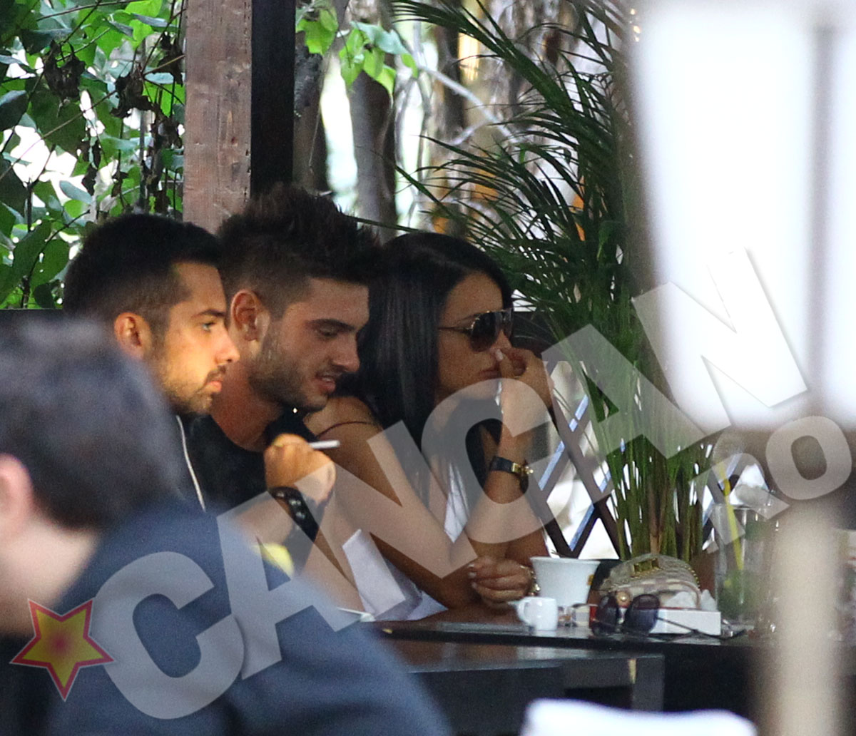 Desi se vede des cu bruneta in cauza si nu-si tine mainile departe de ea, Dorian refuza sa-si asume relatia