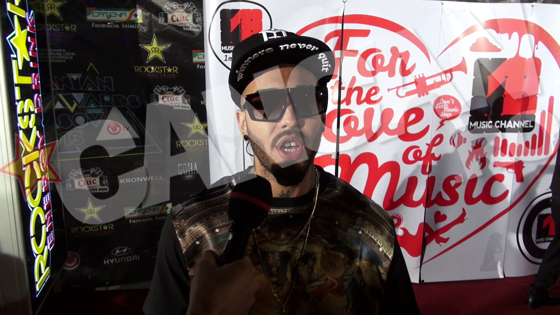 Alex a schimbat doua tinute in seara decernarii premiilor RMA