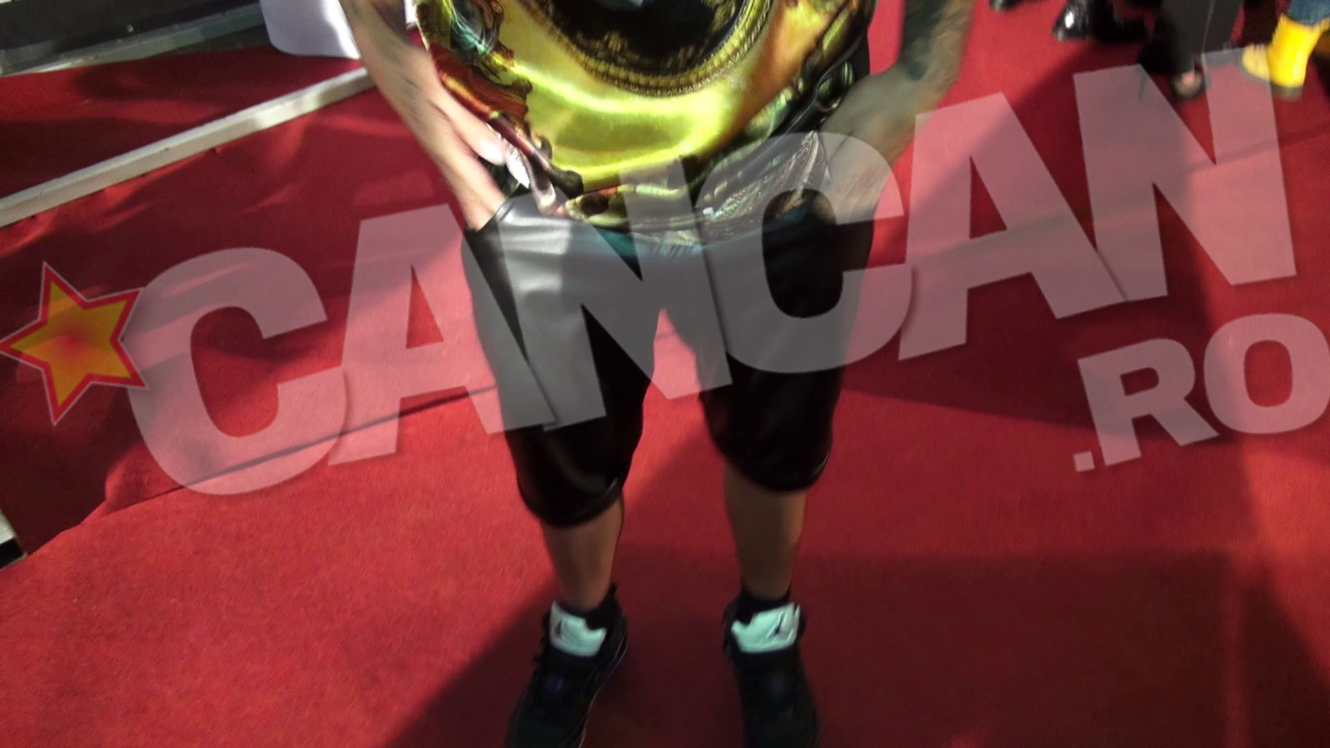 Pantalonii trei sferturi din piele au fost cireasa de pe tort