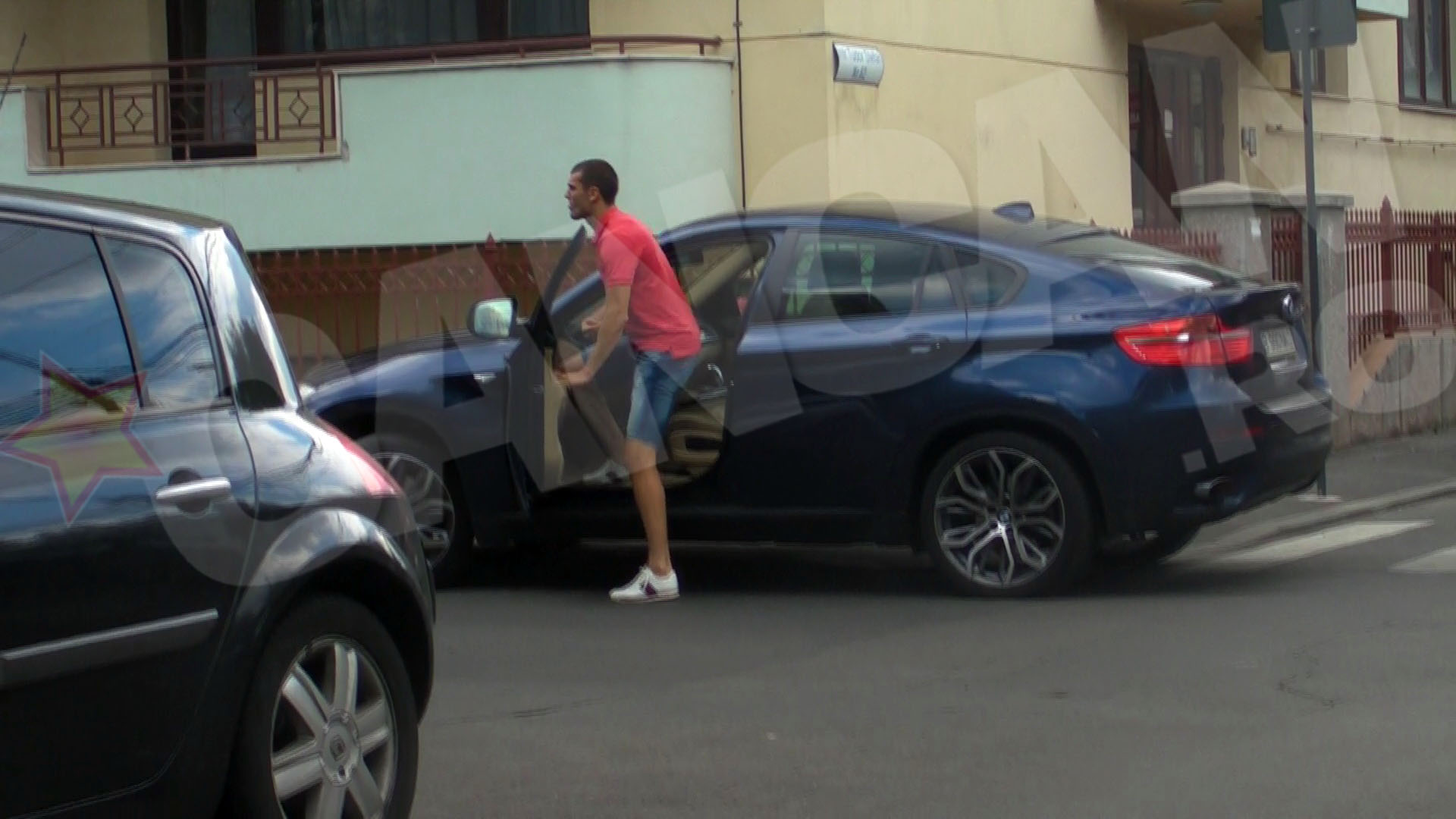 Desi a dat pe gat doua halbe de bere, se urca la volan si porneste intr-o cursa 