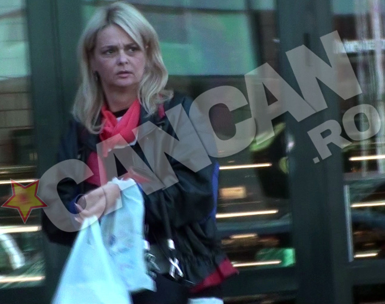 A iesit de la cofetarie cu doua plasute cu dulciuri