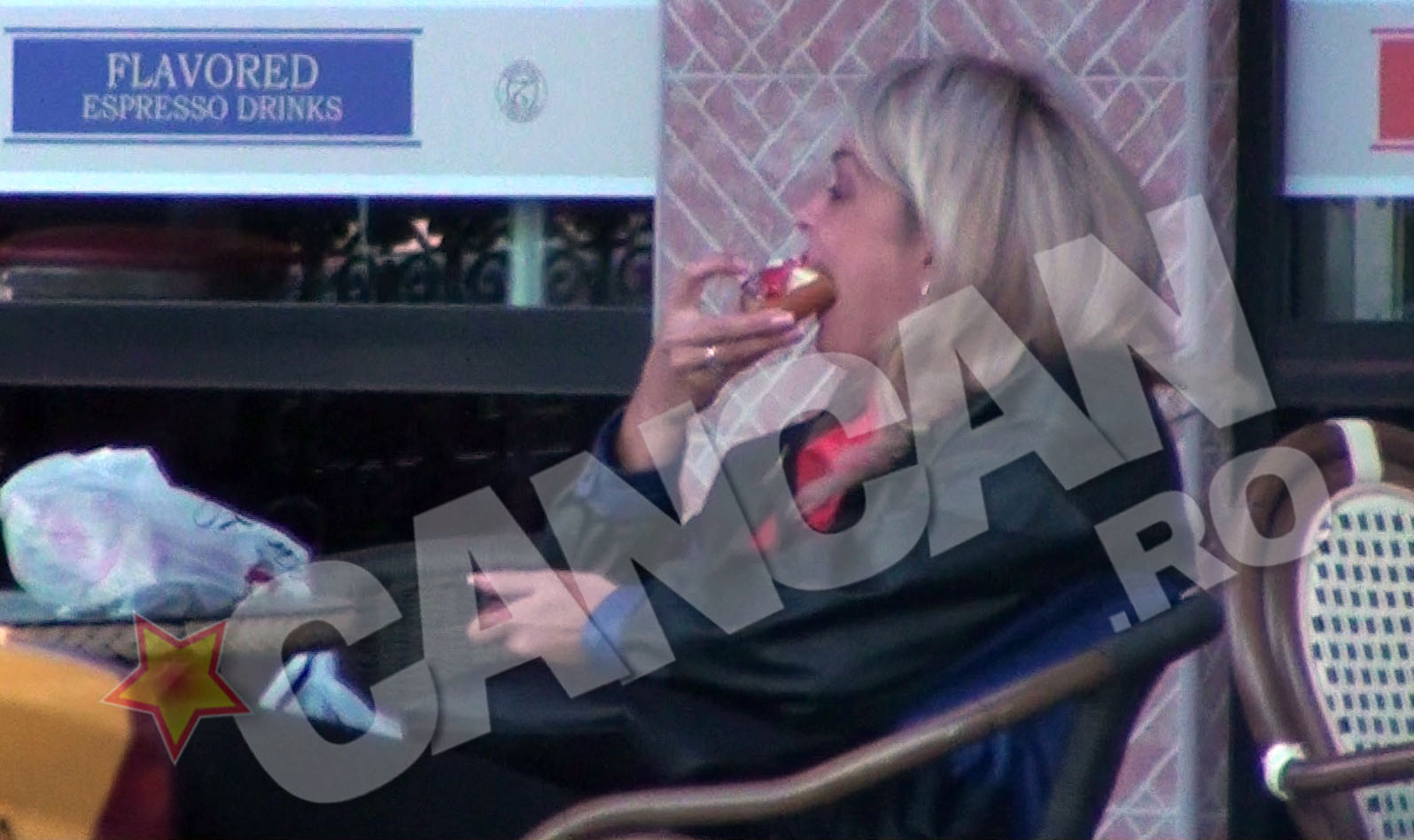 Cu stocul facut de dulciuri, Iuliana se asaza la o masa si porneste 