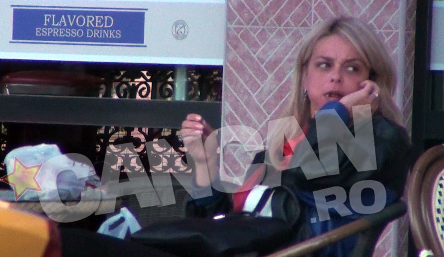 Printre imbucaturi isi gaseste timp si pentru o conversatie la telefon