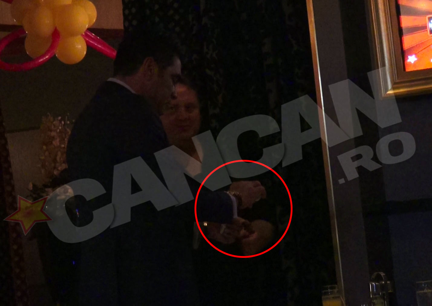 Nici partenerul lui, fostul sot al Gabrielei Cristea, nu s-a lasat mai prejos. Mai mult, desi sanatatea nu ii recomanda consumul excesiv de sare, din contra!, a pus din belsug condimente pe friptura