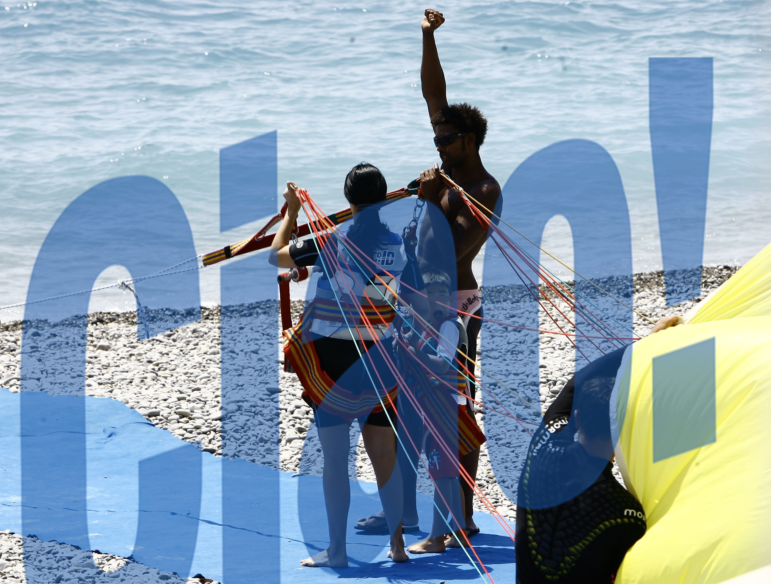 Ca sa sparga monotonia plimbarilor si a cumparaturilor, curajoasa Andreea si-a luat zborul, la propriu, alaturi de baietelul sotului.