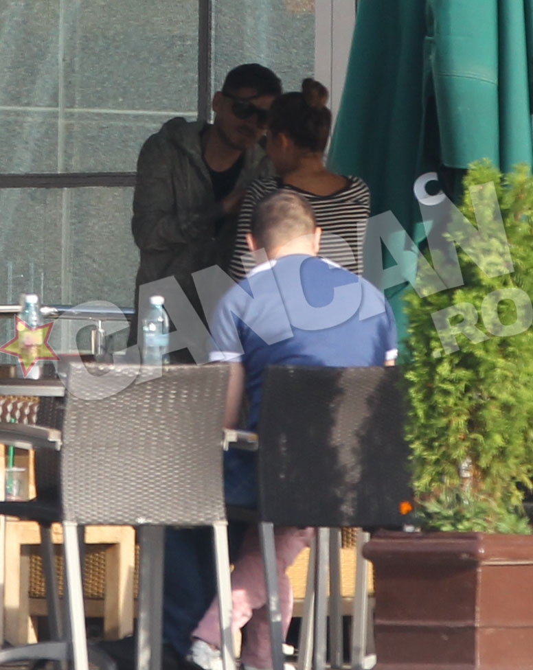 Si a privit-o patrunzator in ochi, in ciuda celor doua perechi de ochelari de soare care le acopereau partial ochii