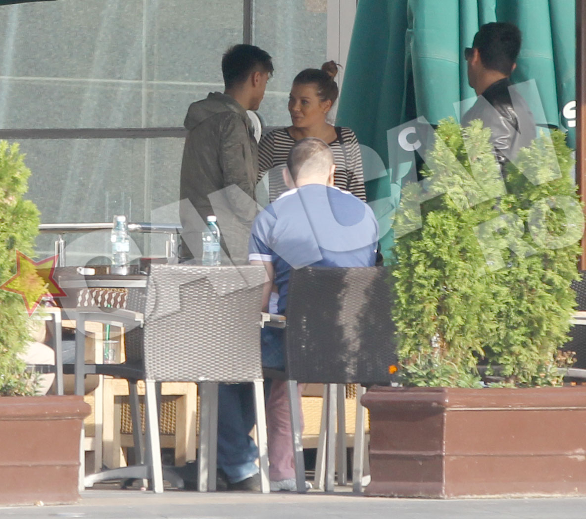 Juniorul lui Turcu a lasat-o sa plece cu greu si a condus-o pana la iesirea de pe terasa