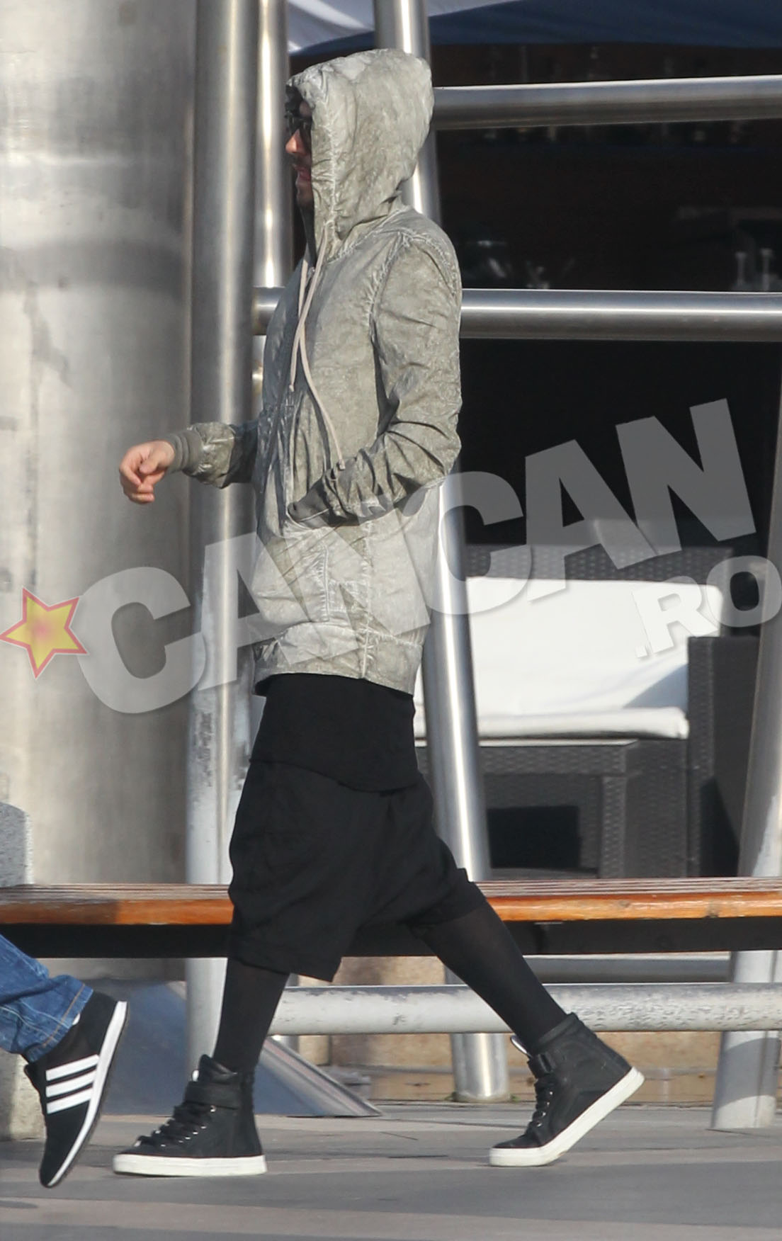 Acesta a purtat o pereche de pantaloni cu aspect de fusta si dresuri negre