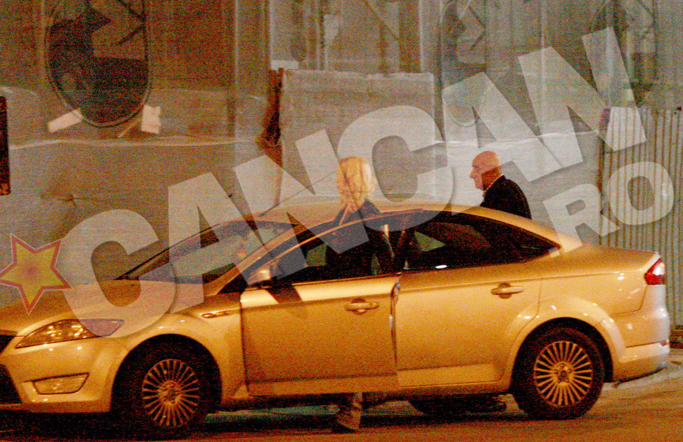 Dupa cateva ore petrecute la manele, Oana si Viorel au plecat spre casa