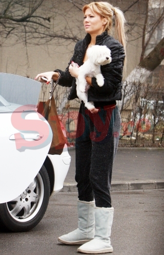 Simona Sensual tine la bichonul ei ca la ochii din cap