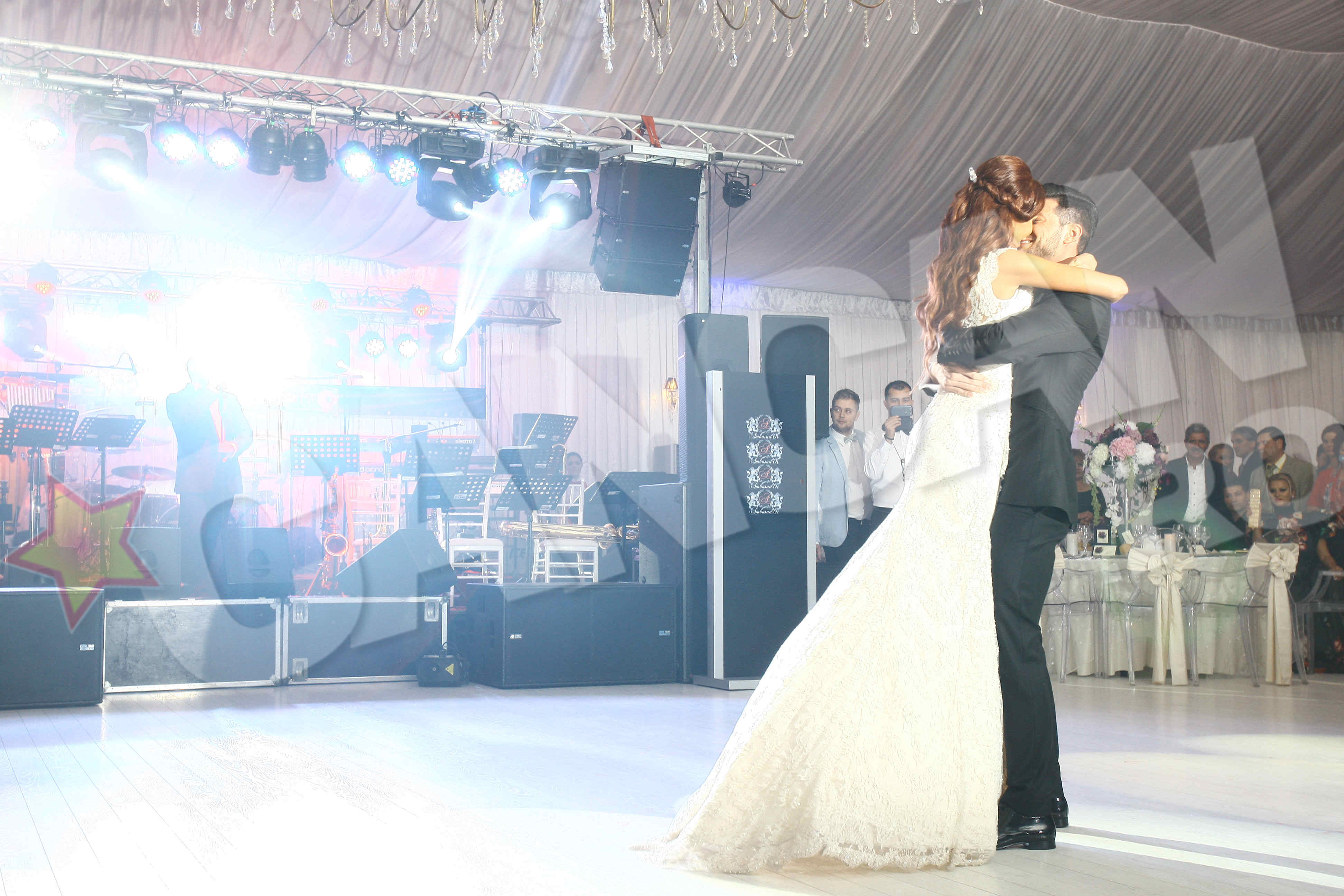 Bianca si Slav si-au exprimat iubirea printr-un vals aplaudat la scena deschisa de invitati