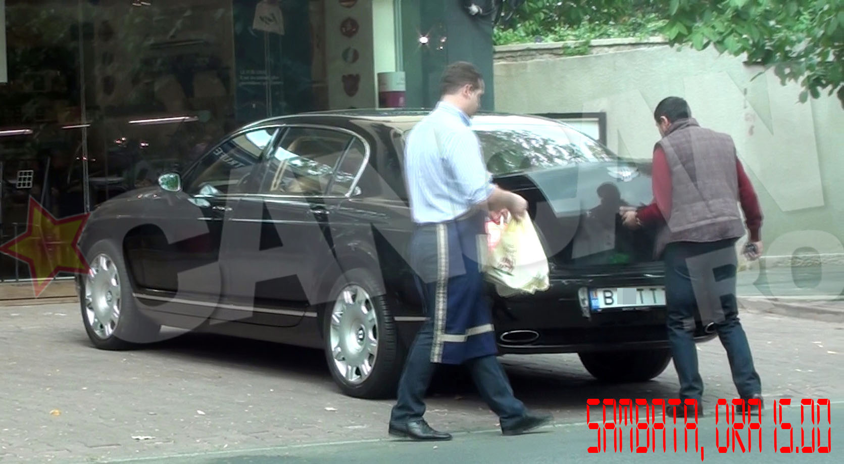 Vanzatorul a bagat pungile cu carne in portbagajul limuzinei