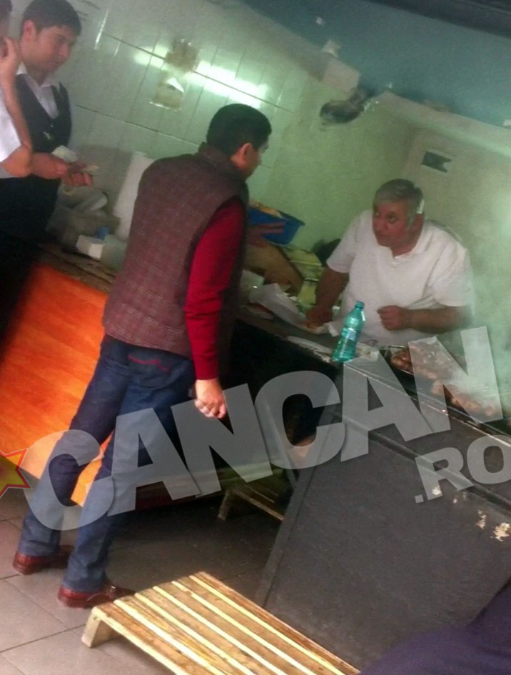 Turcu i-a prezentat mandru marfa bucatarului si l-a rugat sa ii friga carnea cum stie el mai bine