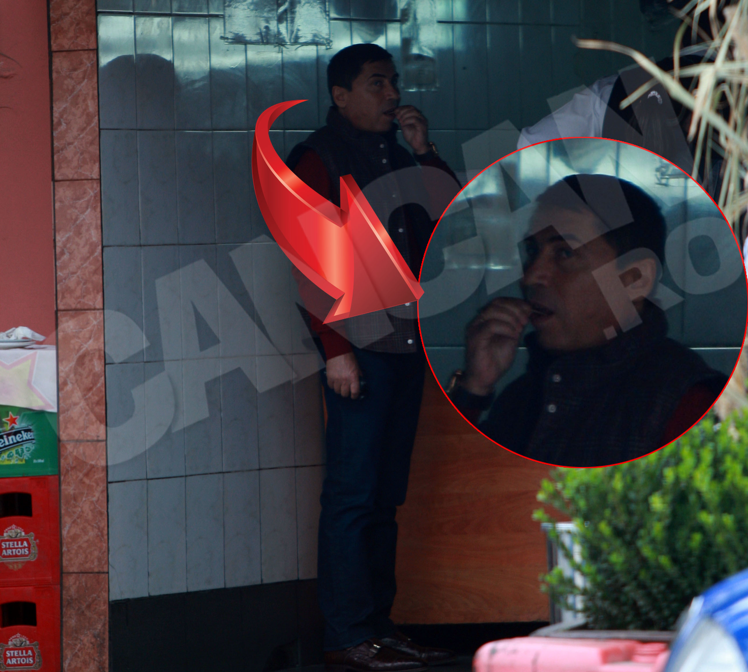 In timp ce carnea sfaraia, Turcu s-a scobit cu pofta printre dinti, cu o scobitoare