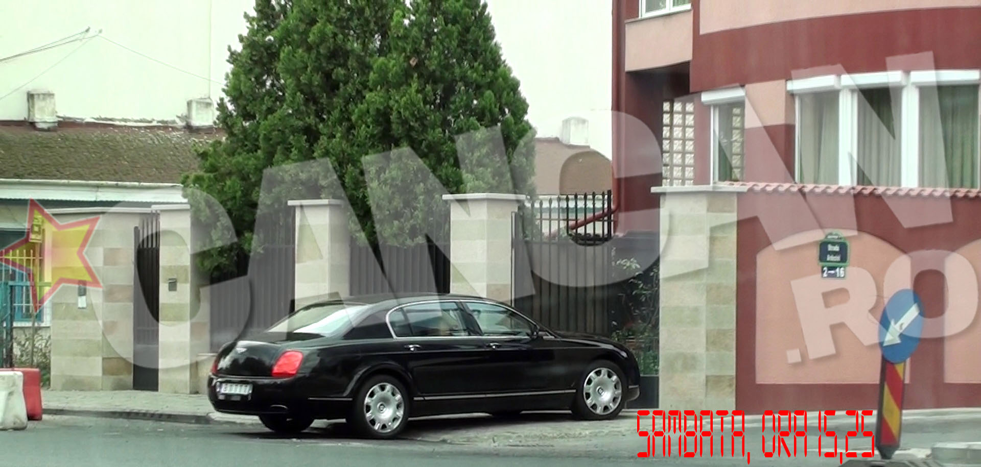 Cinci minute mai tarziu, Turcu intra pe poarta casei cu friptura aburind