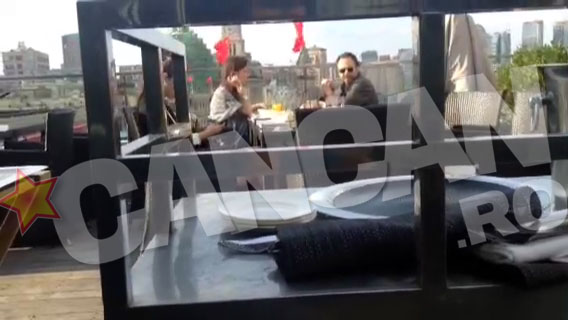Zambitori si foarte apropiati, cei doi au luat masa pe terasa unui hotel de lux ce ofera o priveliste perfecta pentru doi indragostiti.