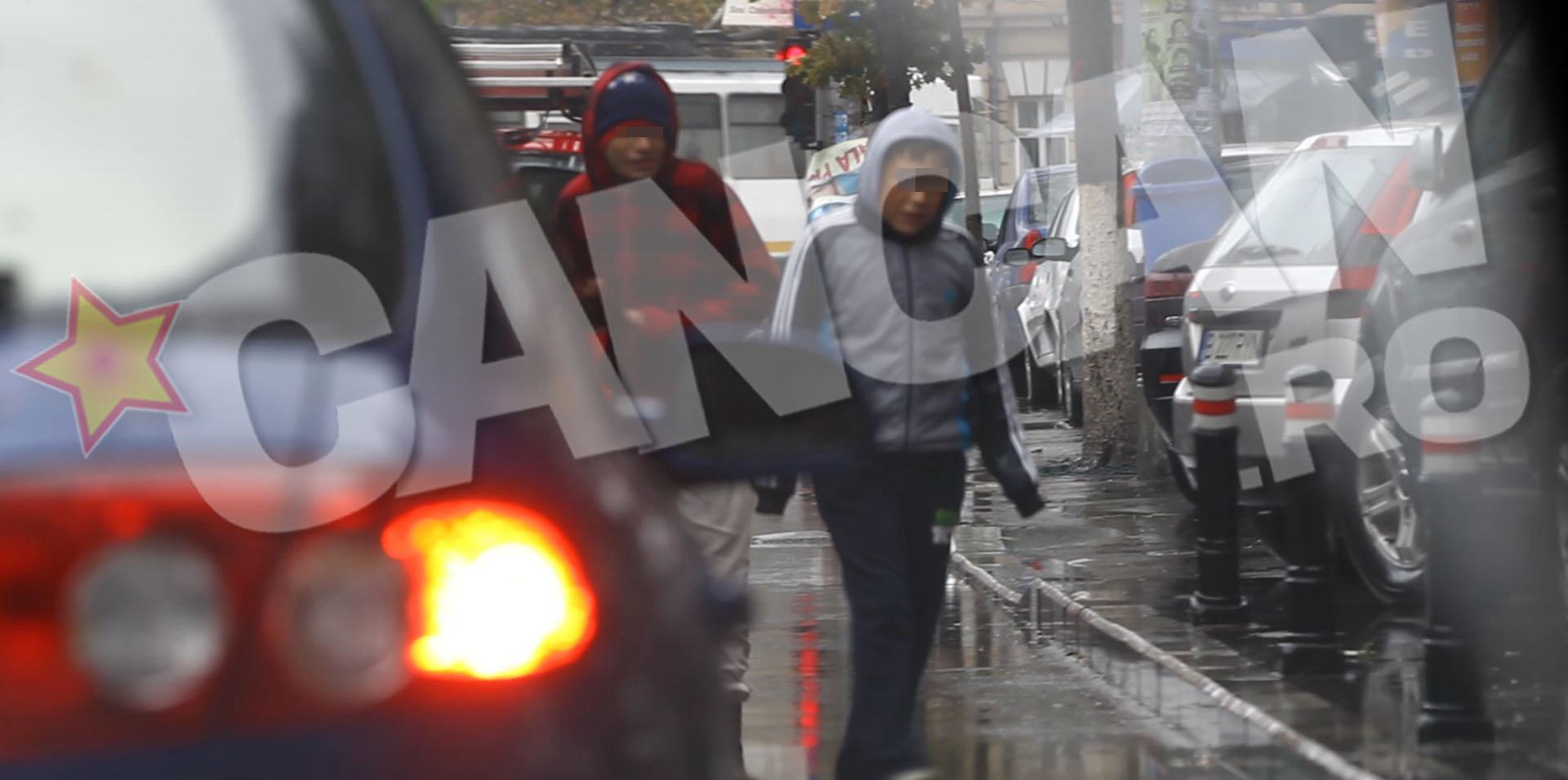 Doi cersetori si-au incercat norocul la geamul masinii lui Banica, dar nu au primit niciun leu