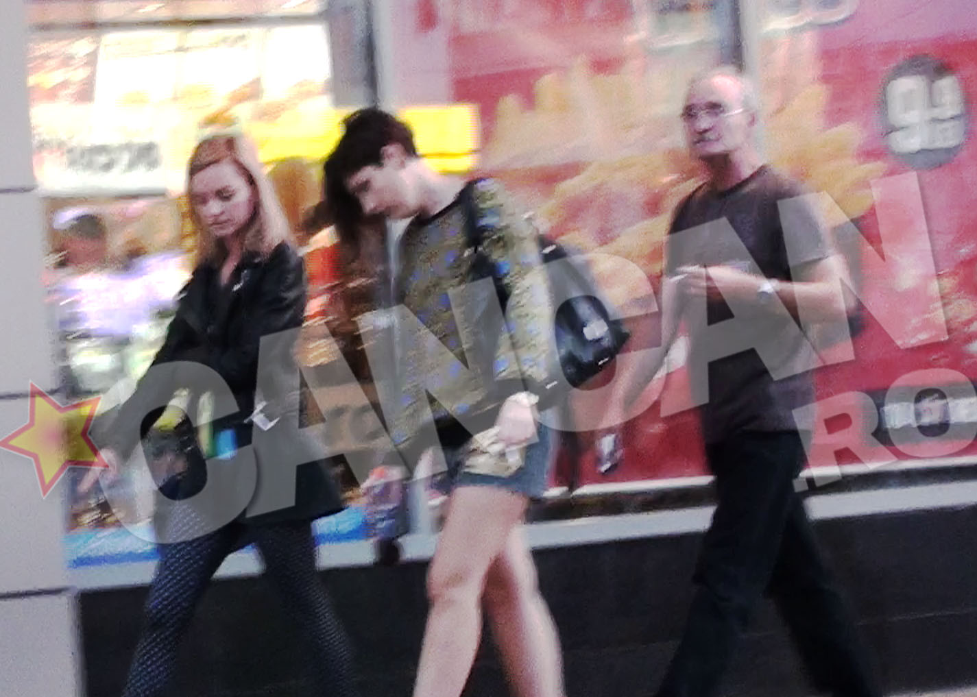 Alexandra Stan a iesit cu familia la un magazin de... rand